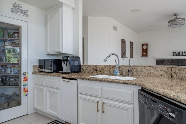 Building Photo - 1011 S Mountcrest Ct