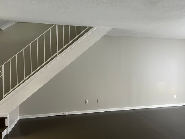 Building Photo - Townhome