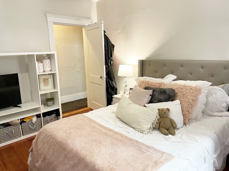 Building Photo - 25 Ashford St