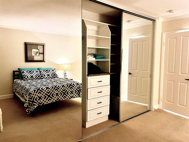 Building Photo - 8604 Via Mallorca