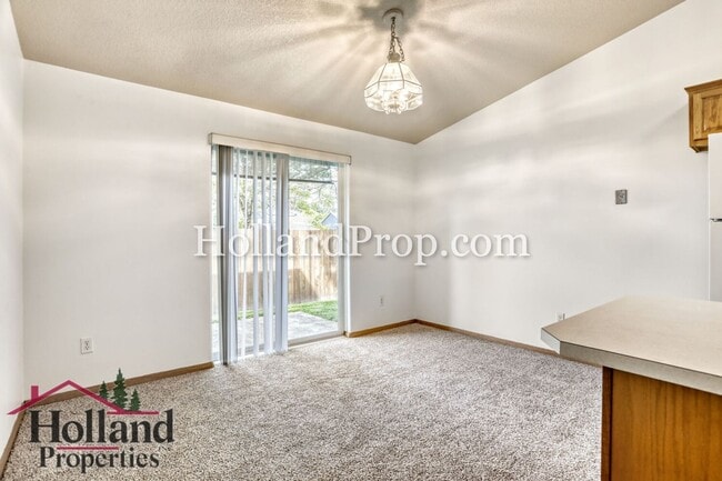 Building Photo - Lovely 2 bedroom unit with private fenced yard!