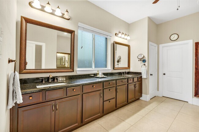 Building Photo - 28606 Rolling Ridge Dr