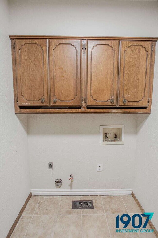 Building Photo - SPECIAL OFFER! Move In Now & Get 50% Off Your First & Second Month's Rent!  Spacious 5-Bedroom Ho...