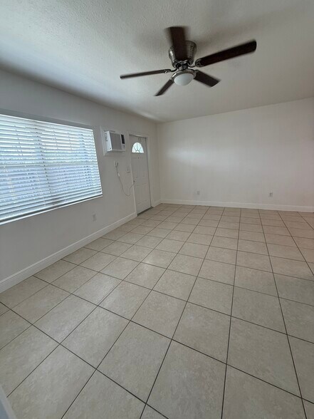 Building Photo - 1096 W 28th St