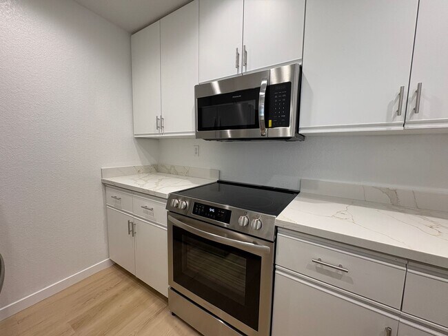 Building Photo - Newly Renovated 2BR/2BA First-Floor Condo ...