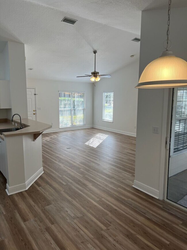 Building Photo - Newly renovated - Close to UF Health Shands, VA and Vet School!