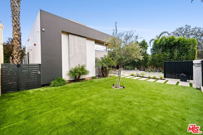 Building Photo - 4458 Mammoth Ave