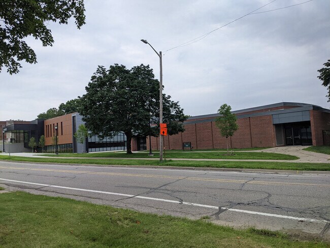 Building Photo - 501 W Forest Ave