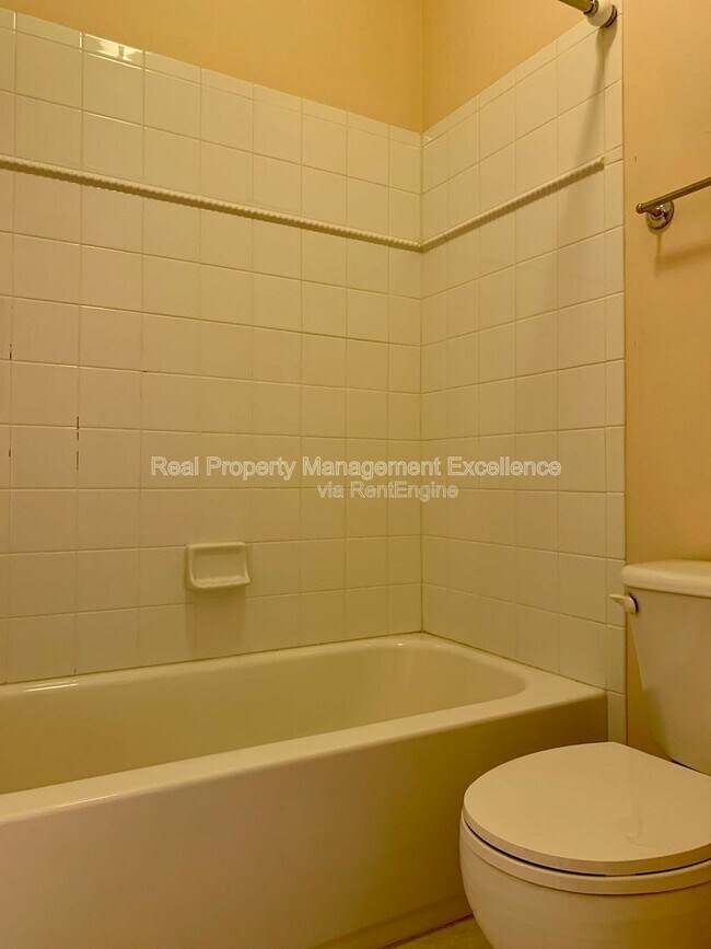 Building Photo - 411 Hogan Woods Cir