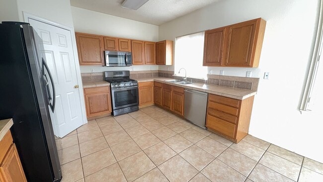 Building Photo - Beautiful townhome in a gated community.