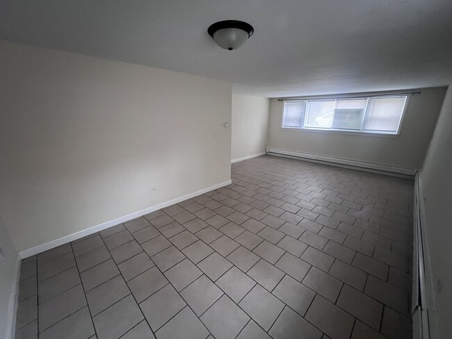 Building Photo - 1946 Euclid Ave