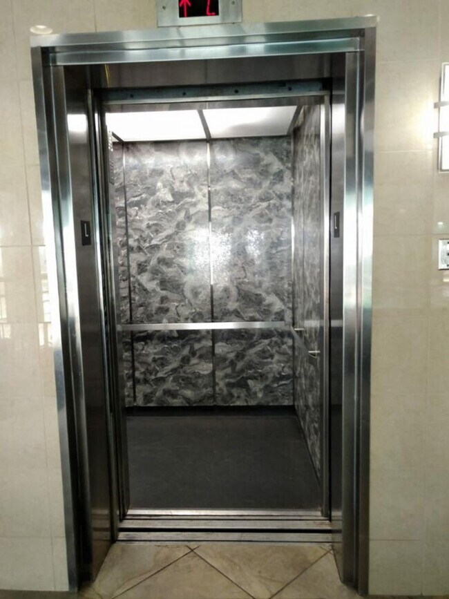 Building Photo - 2710 N Ocean Blvd