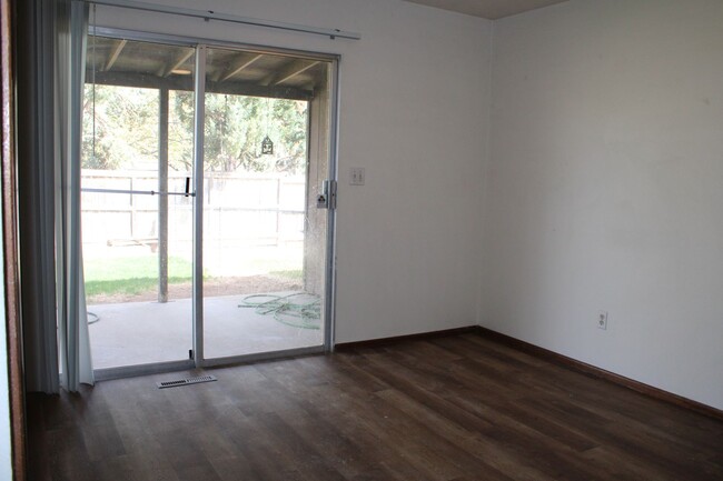 Building Photo - 1608 Larch St