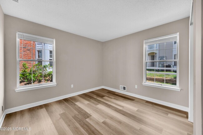 Building Photo - 83 Tulip Ln