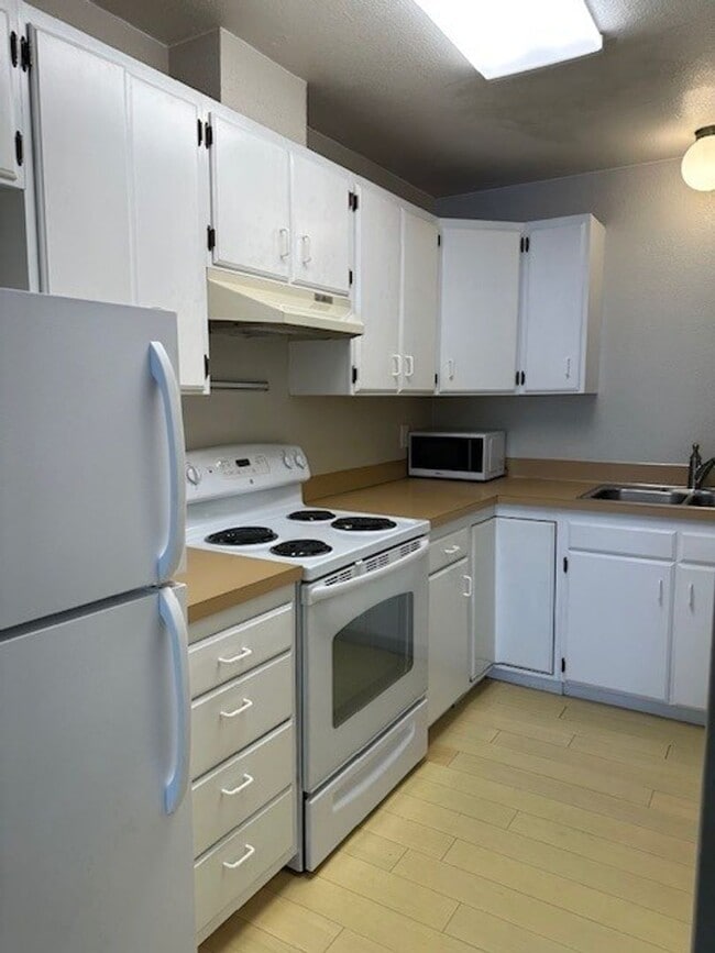 Building Photo - 2BED, 1BATH IN JEWEL LAKE AREA |LAUNDRY IN UNIT!!!