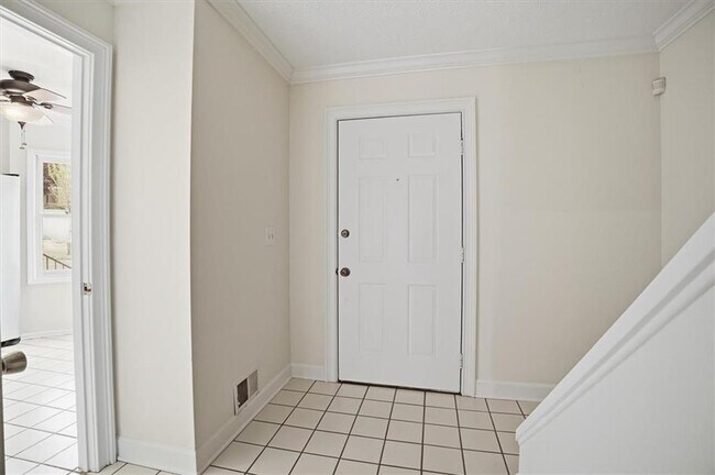 Building Photo - 2600 Holcomb Springs Dr