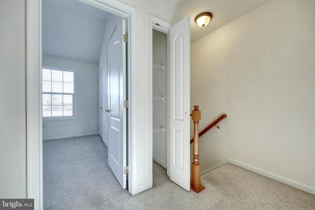 Building Photo - 5 Shady Tree Ct