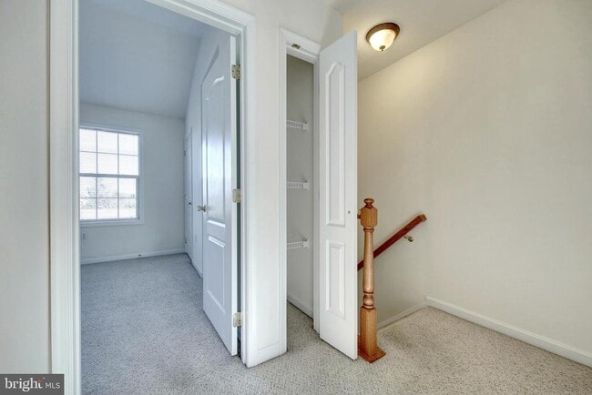 Building Photo - 8 Shady Tree Ct