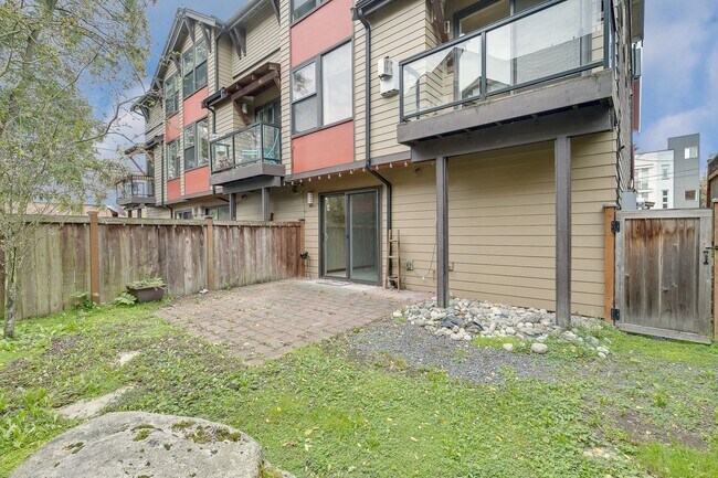 Building Photo - Bright, Modern 3 bed 2.5 Bath Townhome in ...