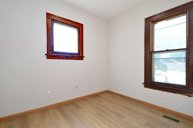 Building Photo - Beautiful Updated 5-Bed 2-Bath Home in NE Minneapolis!