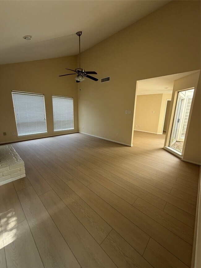 Building Photo - 930 Mesa Terrace Dr