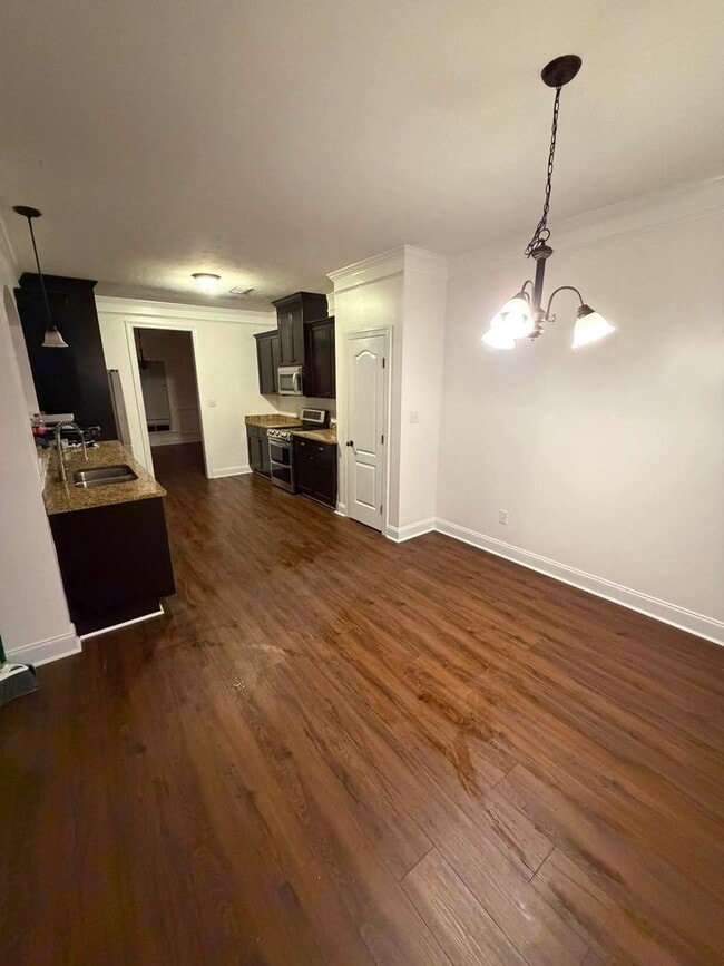 Building Photo - Elegant Two-Story Living – 5 Beds, 2.5 Baths