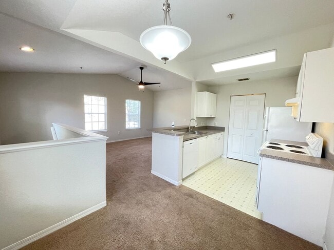 Building Photo - 1 Bedroom / 1 Bath Condo in Gated Communit...