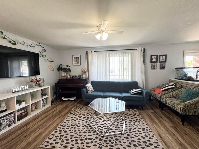 Building Photo - 4644 Broadhurst Dr