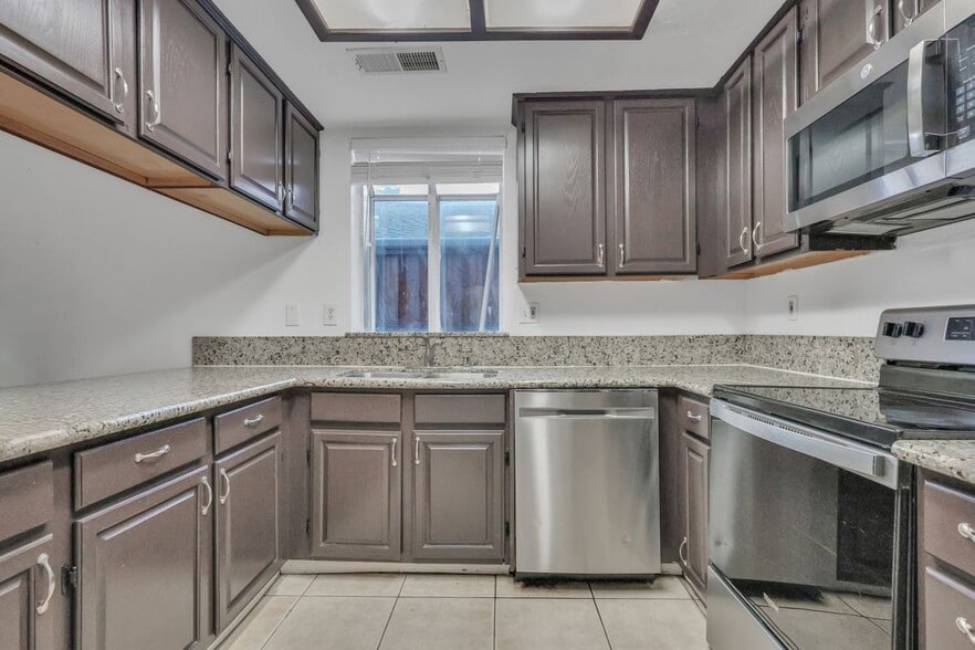 Building Photo - 940 Collegeview Dr