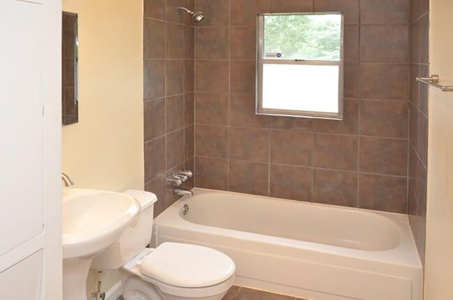 Building Photo - 1179 Oak Grove Ave