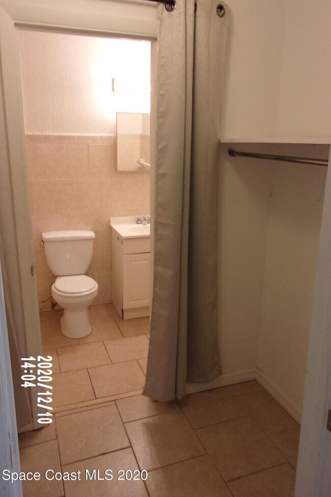 Building Photo - 220 Columbia Dr