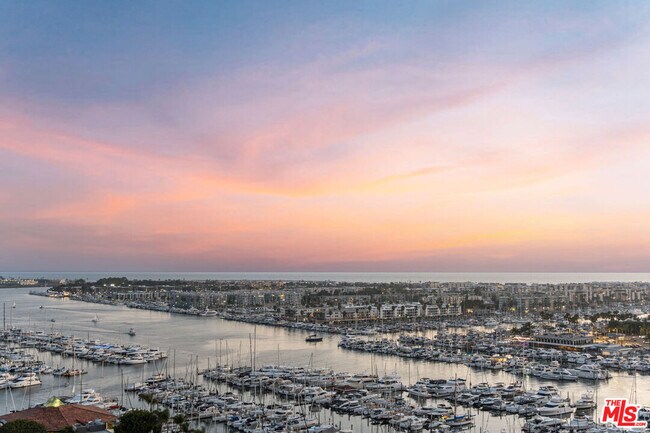 Building Photo - 13700 Marina Pointe Dr