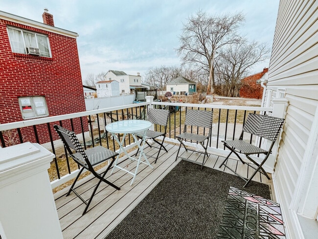 Building Photo - 444 Oneida St