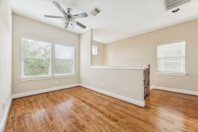 Building Photo - 1033 W 23rd St