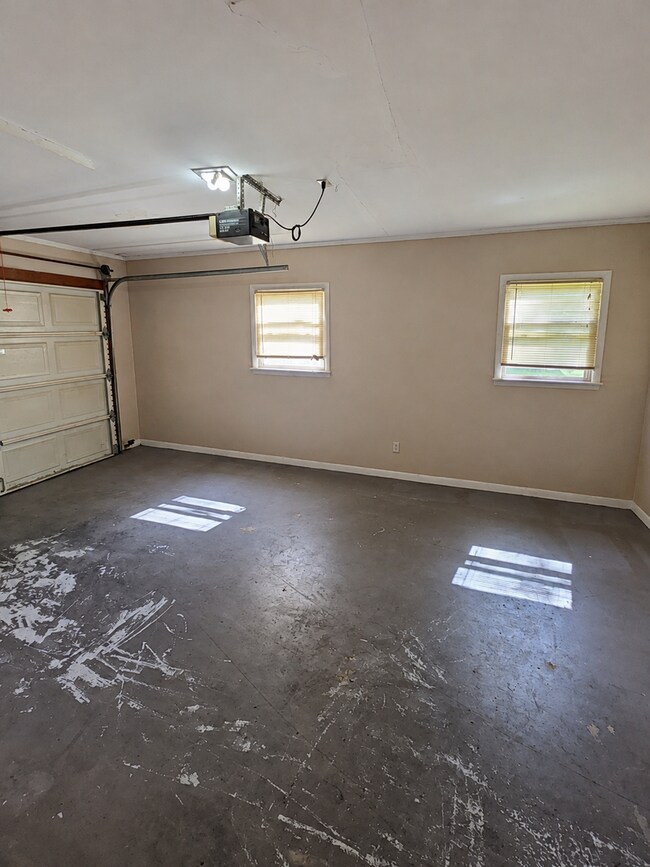 Building Photo - Bright 3-Bedroom Pet-Friendly Home with Garage in Algood