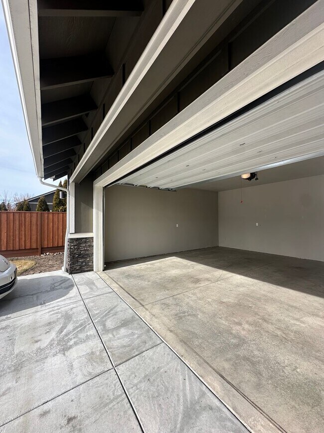 Building Photo - Beautiful Stone Creek Home | Open Layout, RV Parking & Private Pool Access