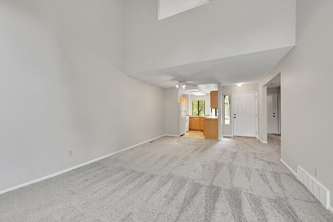 Building Photo - $1,850.00, 2 bed, 2 bath, located in Color...