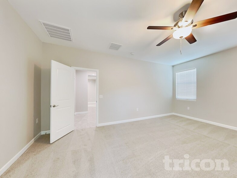 Building Photo - 30094 W Clarendon Ave