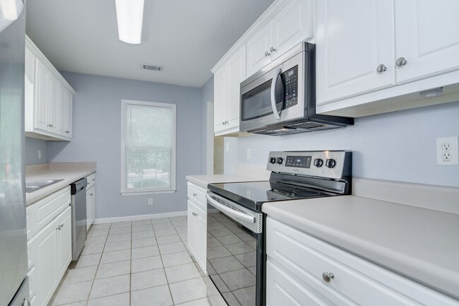 Building Photo - 2 Bedroom 2 Bath Townhouse