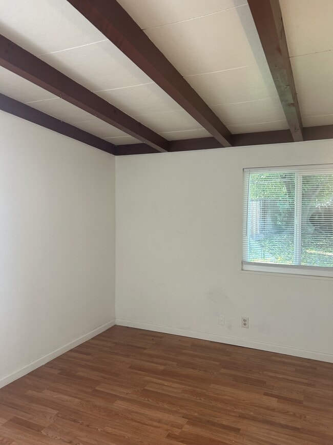 Building Photo - 402 Helen Ave