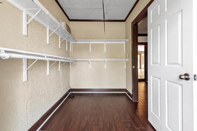 Building Photo - 5000 Fontenay Dr