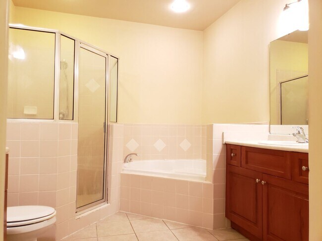 Building Photo - 3 bedroom town home for rent early January...