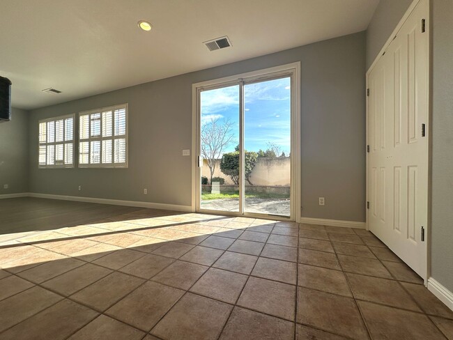 Building Photo - Gorgeous 5 Bed 3.5 Bath in Antioch with SO...