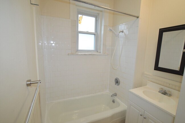 Building Photo - 15 Lynde St