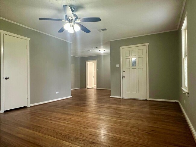 Building Photo - 2303 Oaklawn Dr