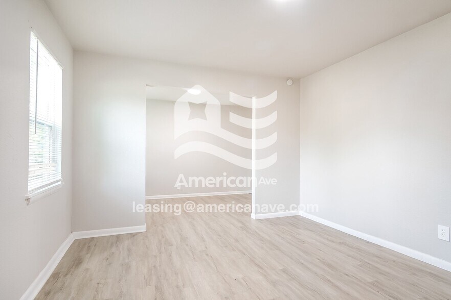 Building Photo - 9 E 49th Pl N