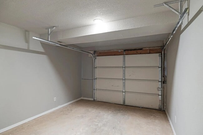 Building Photo - 4 Bed 3 Bath 2 Car Garage -In Ground Pool