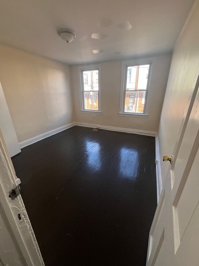 Building Photo - Renovated 3BR / 2BA Townhome for Rent – $1,325/month