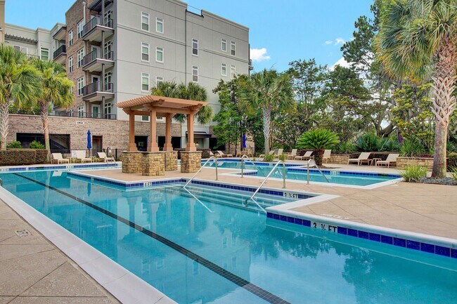 Building Photo - Daniel Island Condo Close to Marina