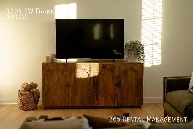 Building Photo - 1204 SW Franklin Dr